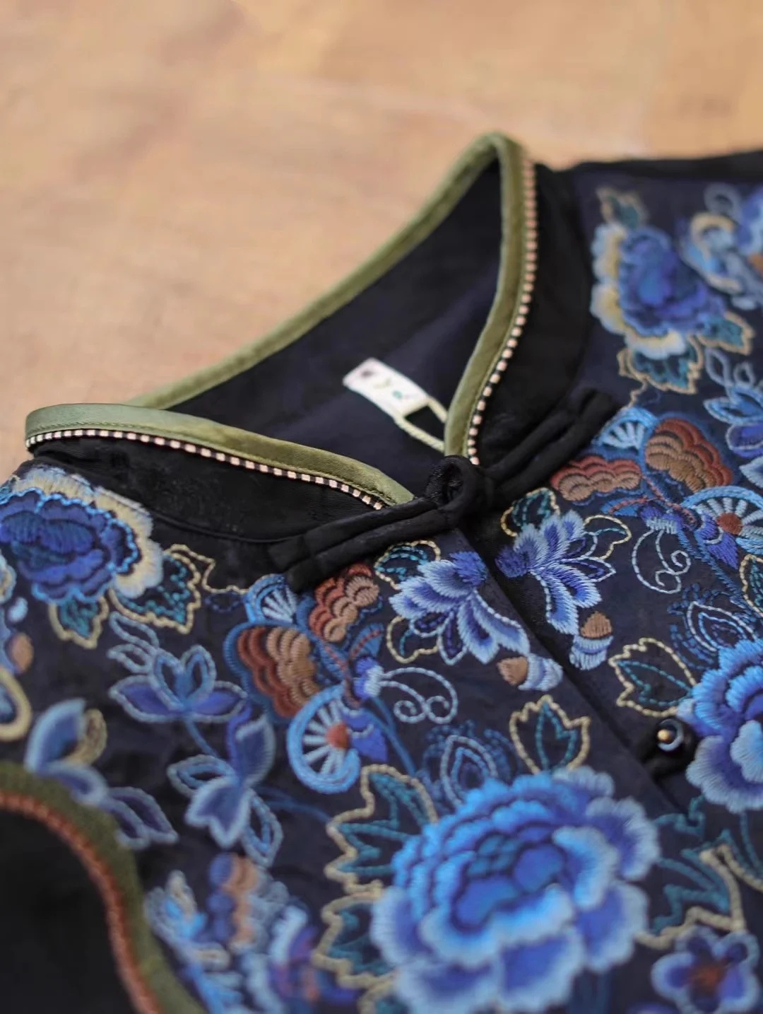 Роскошная весенняя блузка для  – обзор и цена Embroidery On Black Shirt